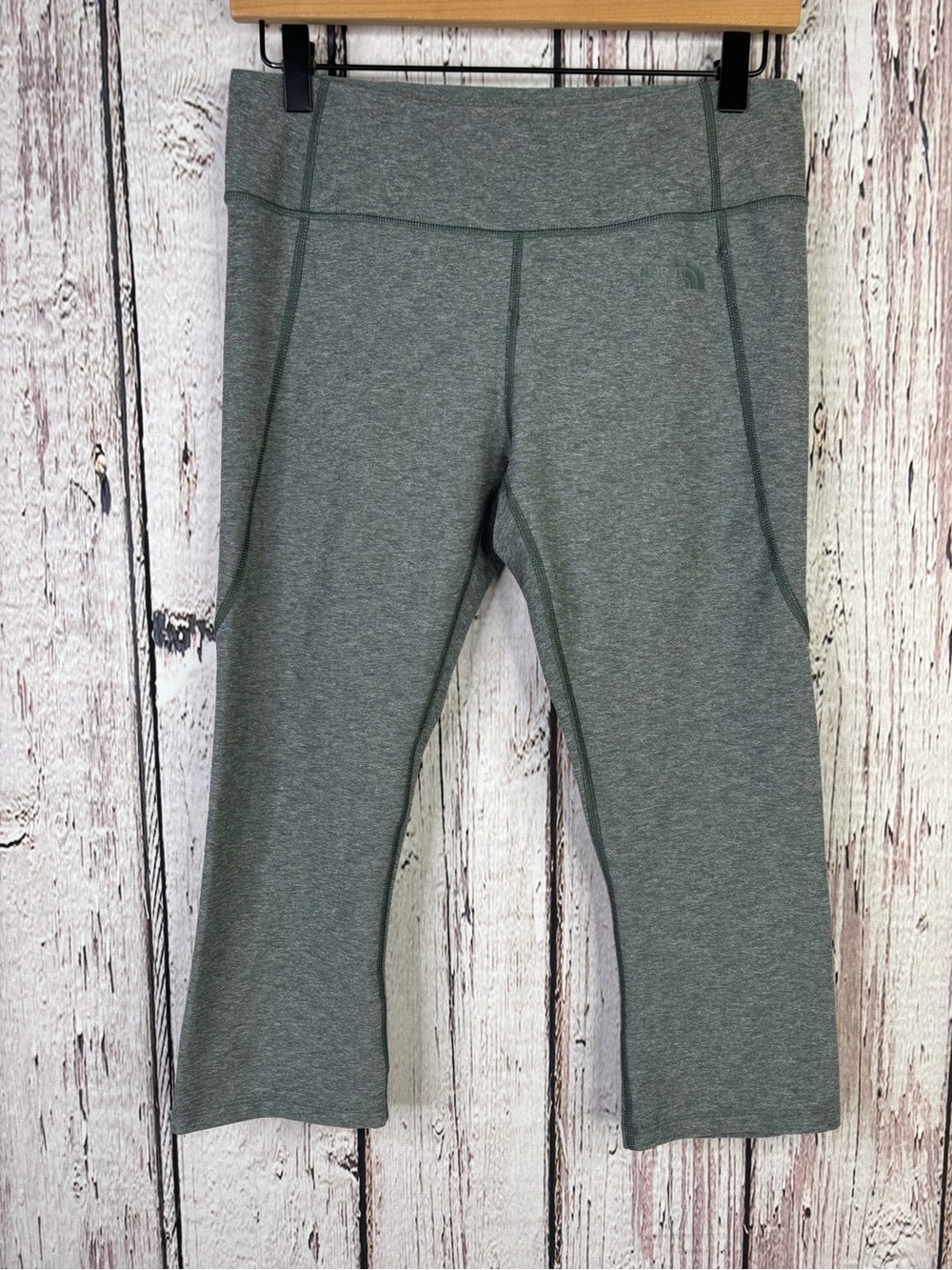The North Face Heather Green Capri Leggings Size Medium Mid Rise 19.5” Inseam